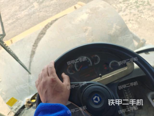 操作臺全景（壓路機(jī)駕駛室）