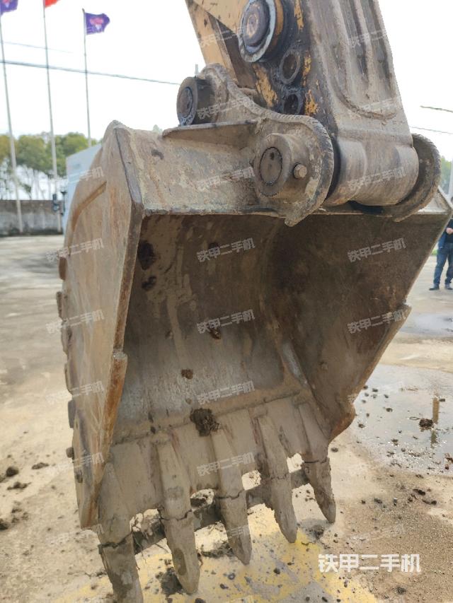 铲斗右后整体(工作和回转装置) 铲斗右后整体(工作和回转装置)