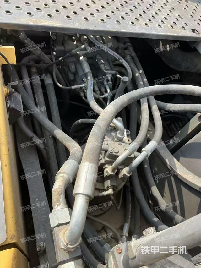 回轉(zhuǎn)馬達(dá)和主控閥（整機(jī)外觀）