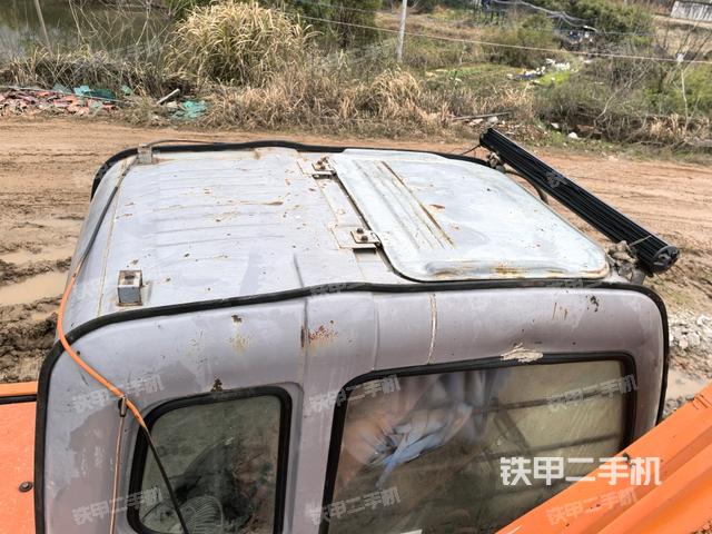 駕駛室頂部(整機(jī)外觀) 駕駛室頂部(整機(jī)外觀)