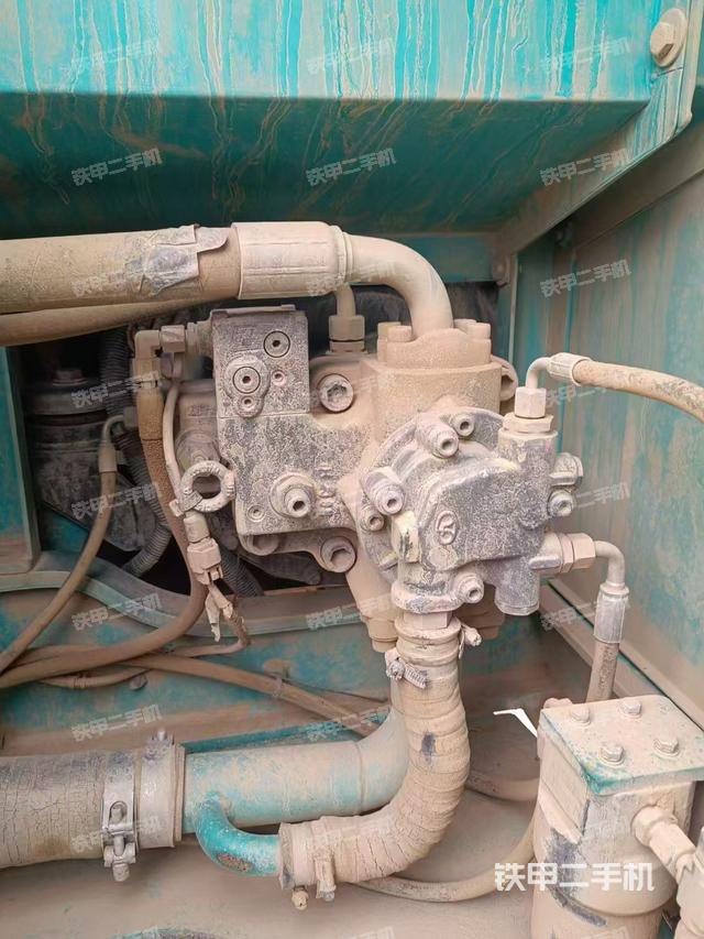 液壓泵艙室正面整體(整機外觀) 液壓泵艙室正面整體(整機外觀)