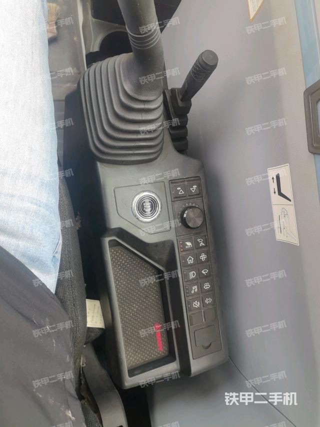 座椅右側(cè)控制臺(tái)/鑰匙門/油門/含右手柄（駕駛室部分）