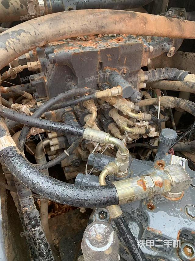 回轉(zhuǎn)馬達(dá)和主控閥（整機(jī)外觀）