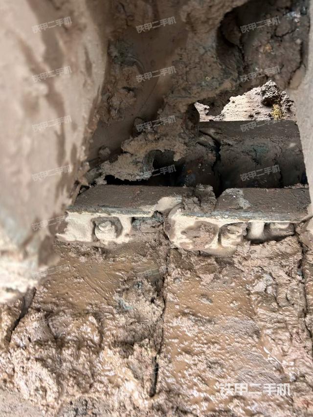 左驅(qū)動輪（行走機構(gòu)）