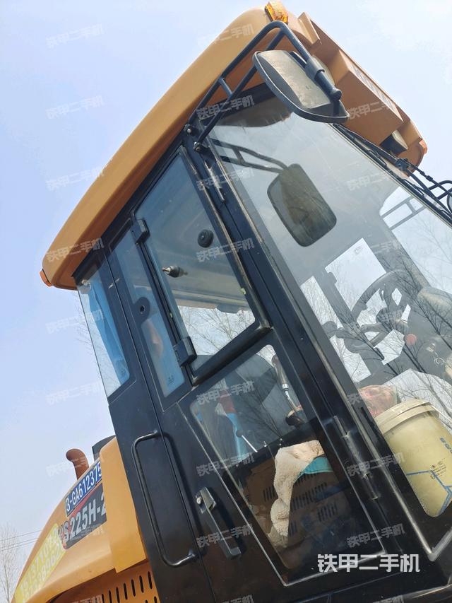 左側(cè)正面照（壓路機(jī)駕駛室）