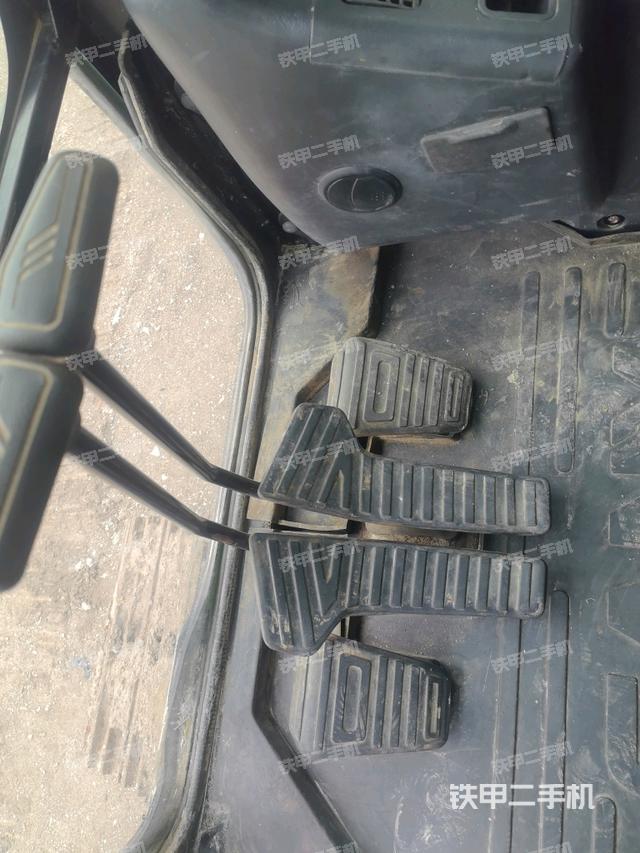 行走控制手柄和踏板?俯拍（駕駛室部分）