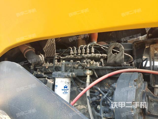 發(fā)動機左側(cè)全景（壓路機發(fā)動機艙）