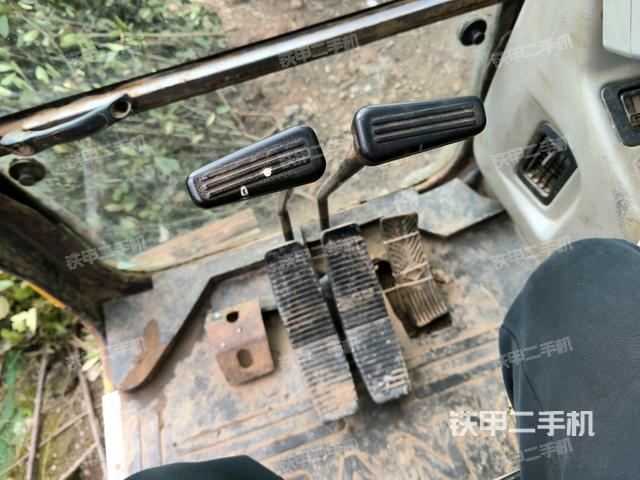 行走控制手柄和踏板?俯拍（駕駛室部分）