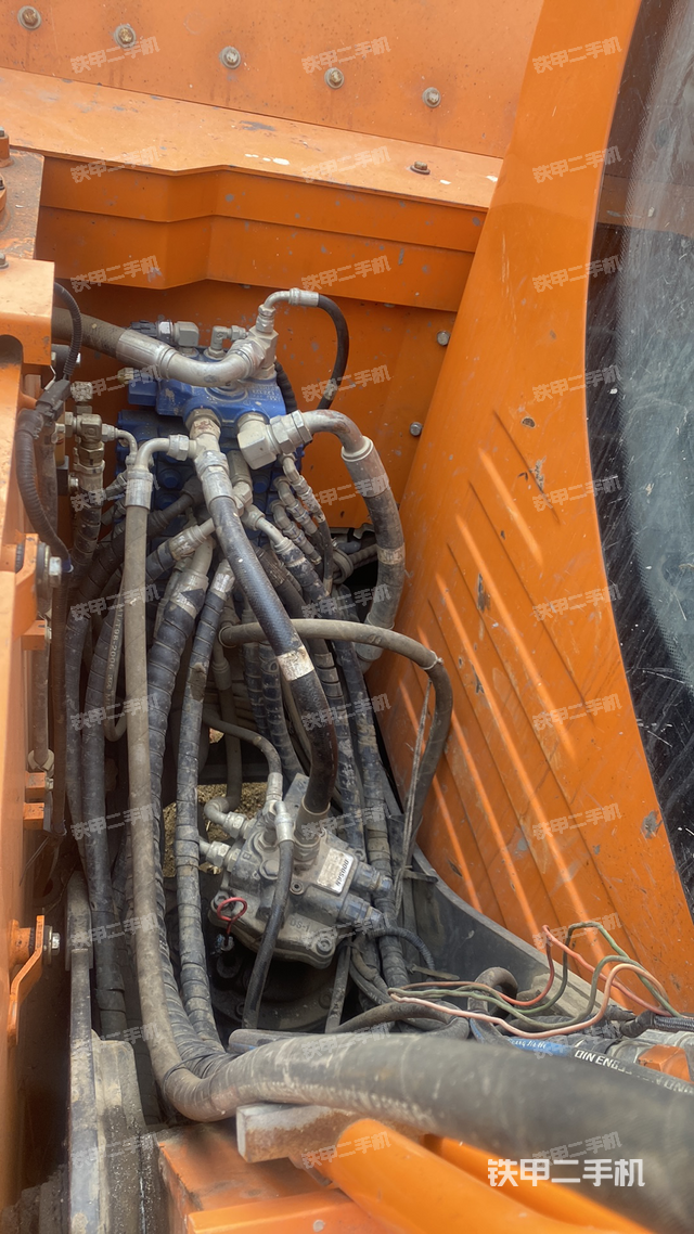 回转马达和主控阀（整机外观）