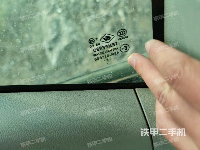 后窗玻璃角标（驾驶室部分）