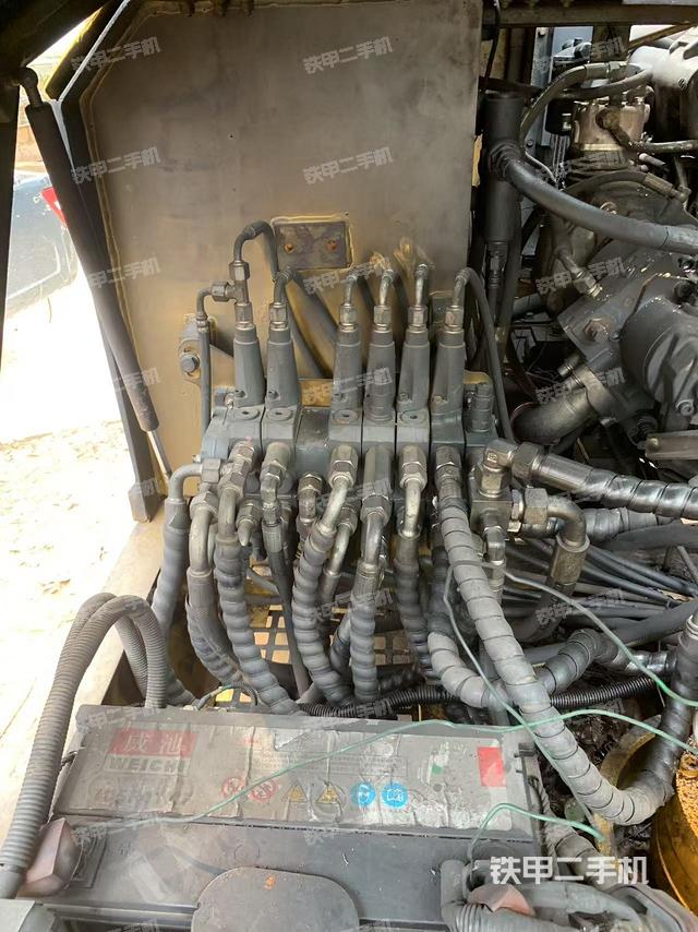 液壓泵艙室正面整體(整機外觀) 液壓泵艙室正面整體(整機外觀)