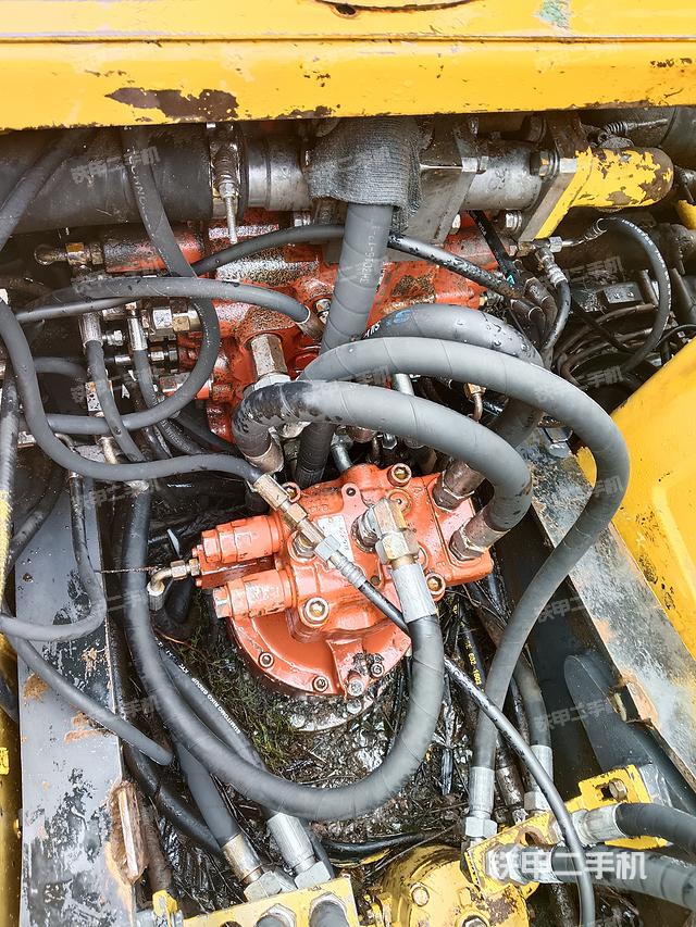 回转马达和主控阀（整机外观）