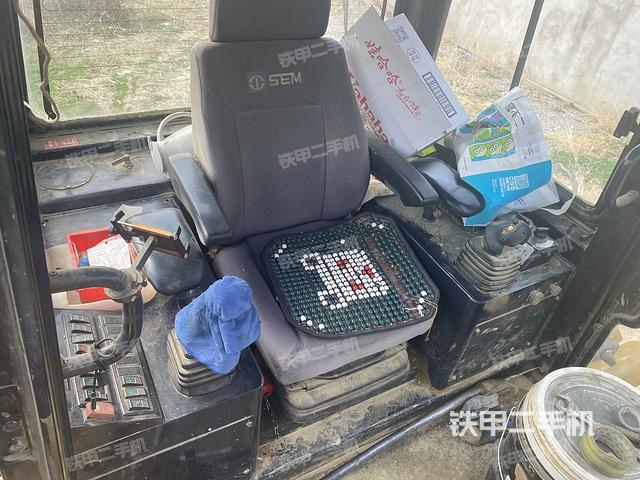 駕駛室內部全景(推土機駕駛室) 駕駛室內部全景(推土機駕駛室)