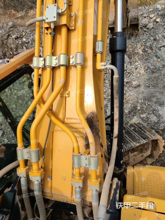 大臂油缸整体 竖拍（工作和回转装置）