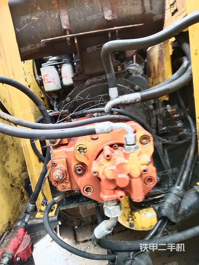 液压泵舱室正面整体（整机外观）