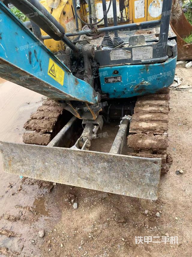 轉(zhuǎn)盤和下車架正前（工作和回轉(zhuǎn)裝置）