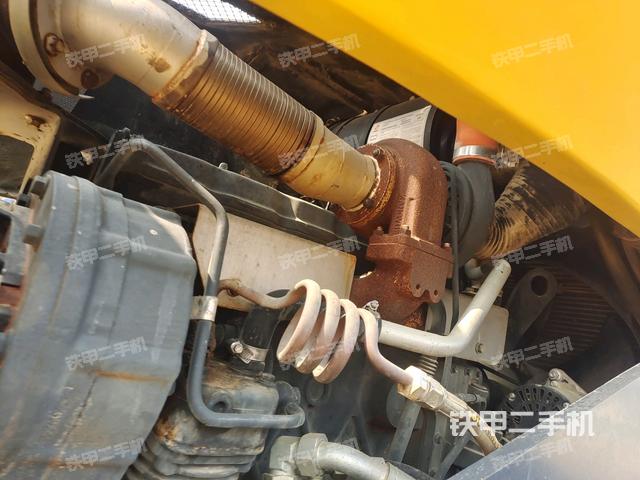 分動箱或變速箱（壓路機發(fā)動機艙）