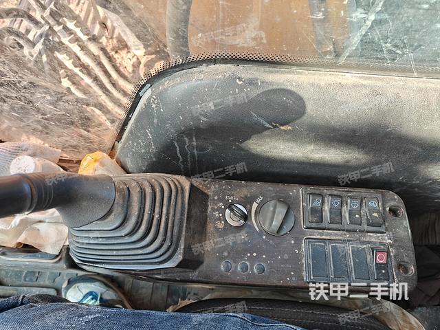 座椅右側(cè)控制臺/鑰匙門/油門/含右手柄(駕駛室部分) 座椅右側(cè)控制臺/鑰匙門/油門/含右手柄(駕駛室部分)