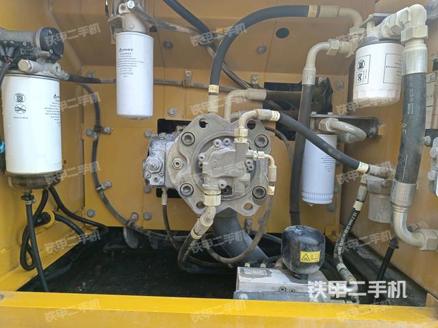 液壓泵艙室正面整體(整機(jī)外觀) 液壓泵艙室正面整體(整機(jī)外觀)