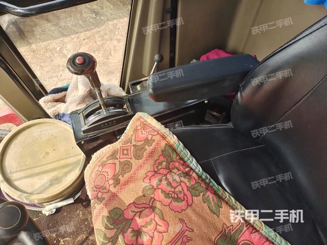 駕駛室頂蓬內(nèi)（壓路機(jī)駕駛室）