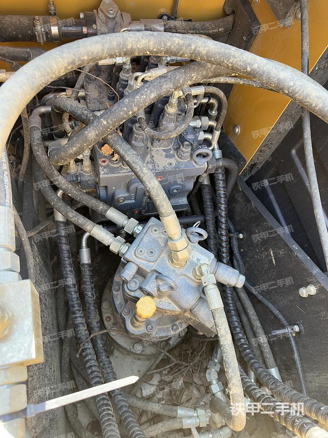 回转马达和主控阀（整机外观）