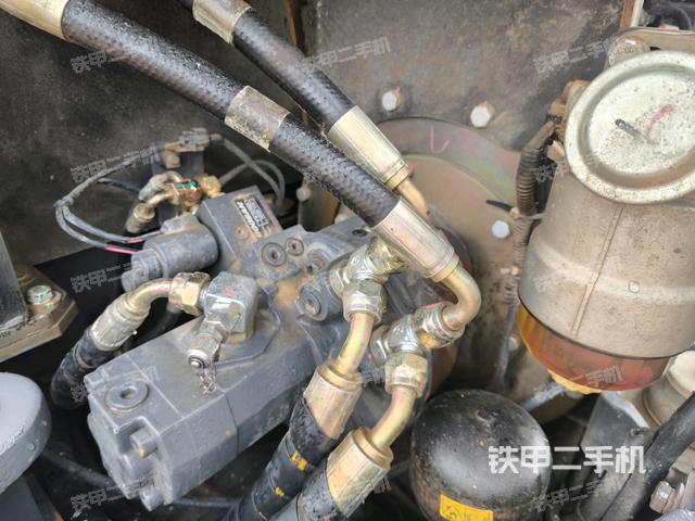 液壓泵艙室正面整體(整機外觀) 液壓泵艙室正面整體(整機外觀)