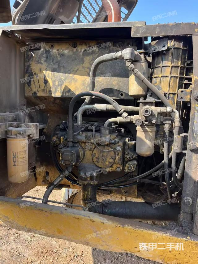 液压泵舱室正面整体（整机外观）