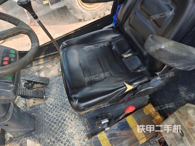 駕駛室側(cè)向上照全景（壓路機駕駛室）