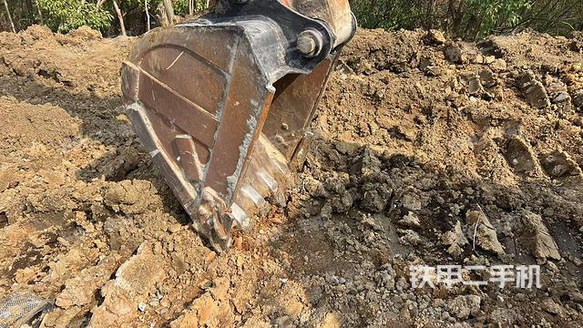 鏟斗右后整體(工作和回轉(zhuǎn)裝置) 鏟斗右后整體(工作和回轉(zhuǎn)裝置)