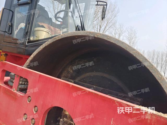 前車架正左側(cè)（壓路機(jī)前后車架）