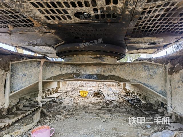 轉(zhuǎn)盤和下車架正前（工作和回轉(zhuǎn)裝置）