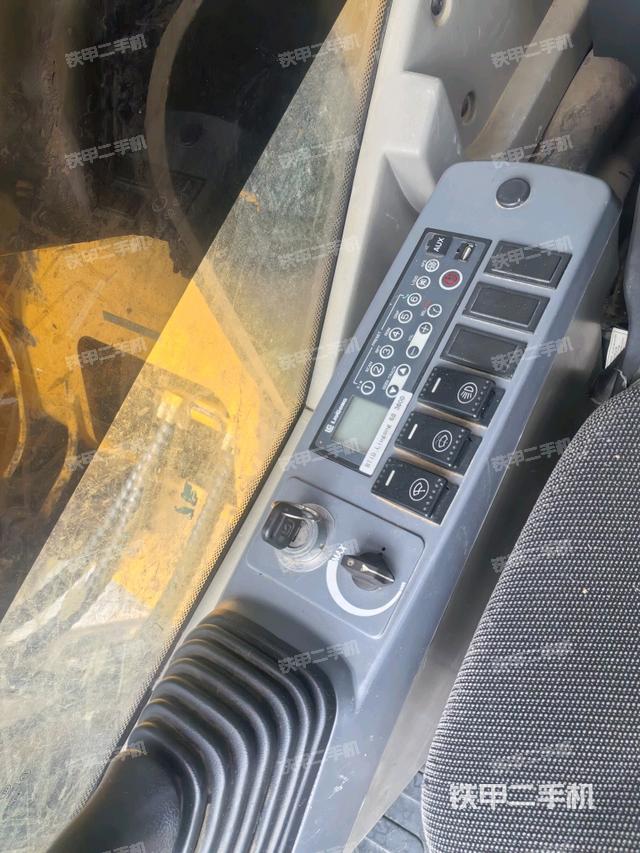 座椅右側(cè)控制臺(tái)/鑰匙門/油門/含右手柄（駕駛室部分）