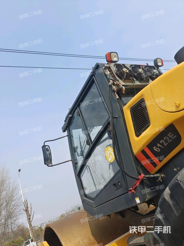 左側(cè)正面照（壓路機駕駛室）