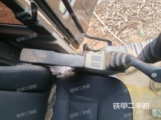 座椅右側(cè)控制臺/鑰匙門/油門/含右手柄(駕駛室部分) 座椅右側(cè)控制臺/鑰匙門/油門/含右手柄(駕駛室部分)