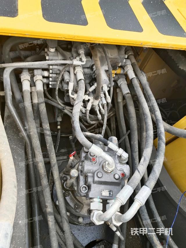 回轉(zhuǎn)馬達(dá)和主控閥(整機(jī)外觀) 回轉(zhuǎn)馬達(dá)和主控閥(整機(jī)外觀)