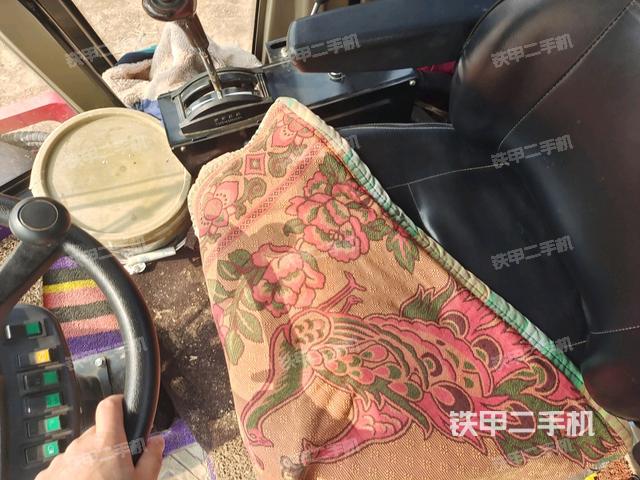 駕駛室側(cè)向上照全景（壓路機(jī)駕駛室）