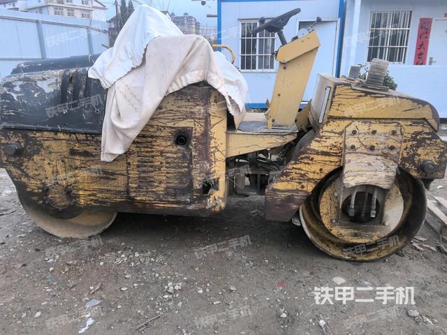 正左側(cè)（壓路機(jī)整機(jī)外觀）