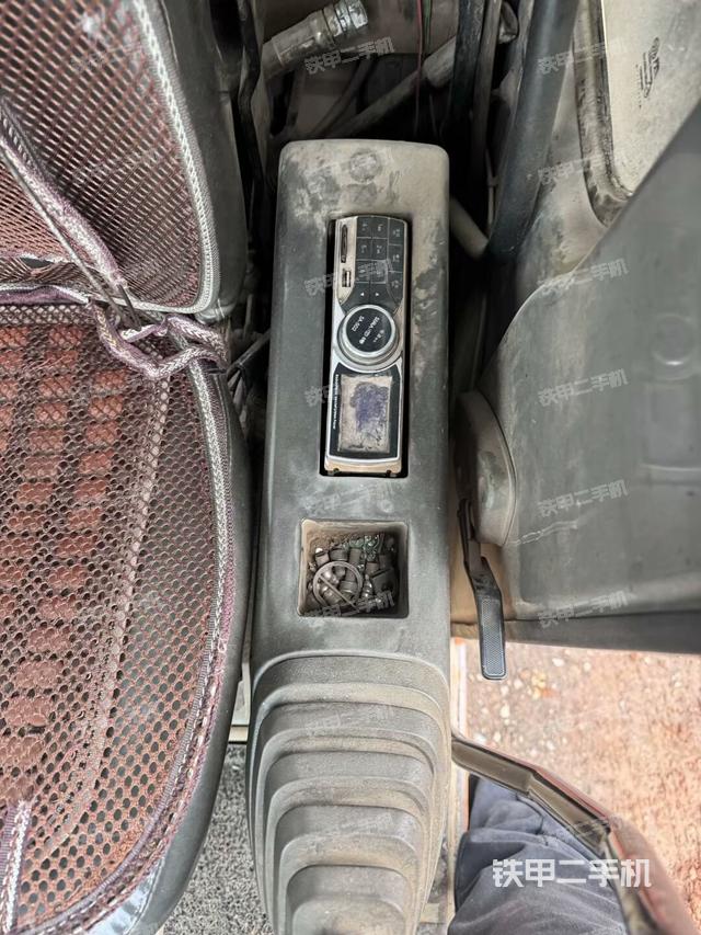 座椅左側(cè)控制臺/音響/含左手柄（駕駛室部分）