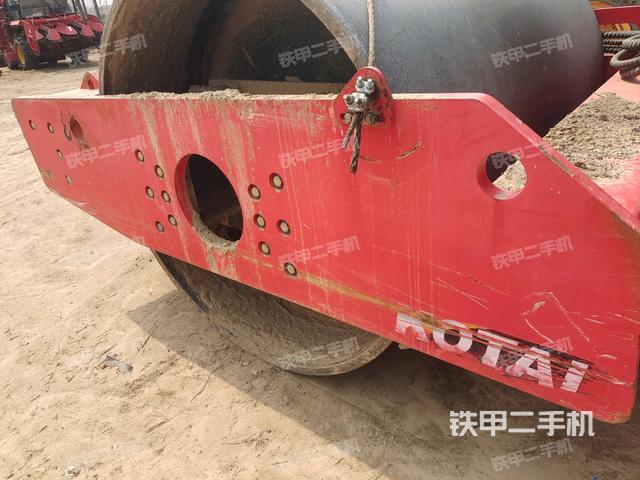 正后側(cè)（壓路機(jī)前后車架）