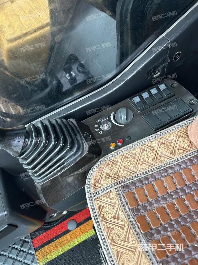 座椅左側(cè)控制臺/音響/含左手柄（駕駛室部分）