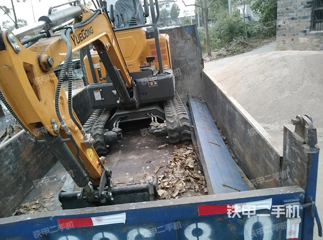 液压泵舱室正面整体（整机外观）