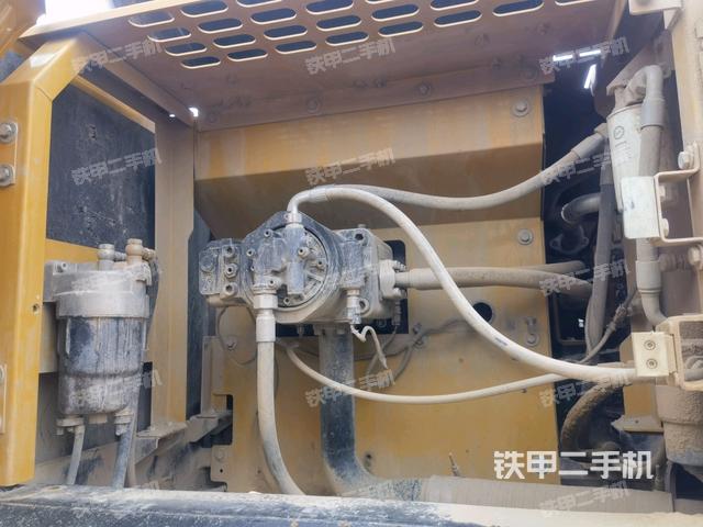 液壓泵艙室正面整體（整機外觀）