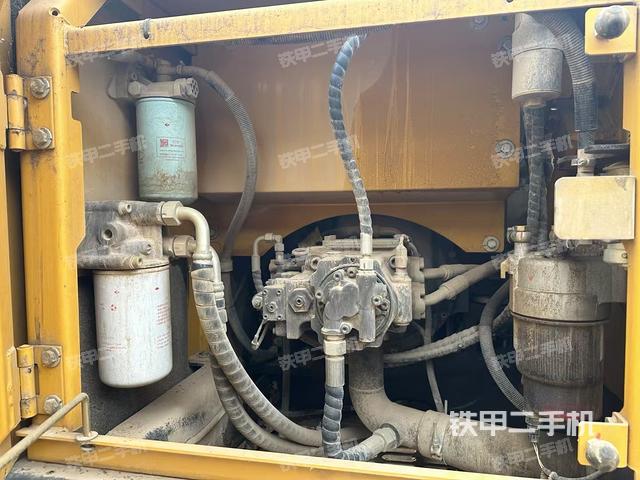 液壓泵艙室正面整體(整機外觀) 液壓泵艙室正面整體(整機外觀)
