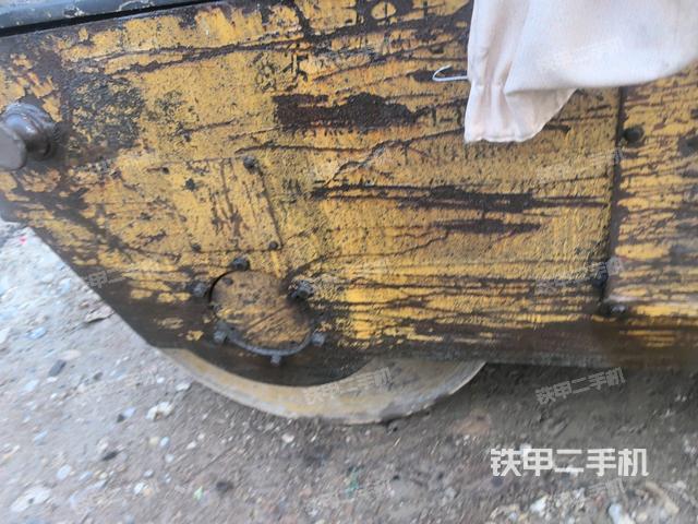 后輪左側(cè)全景（壓路機(jī)前后車架）