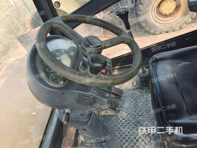 駕駛室頂蓬內(nèi)（壓路機駕駛室）