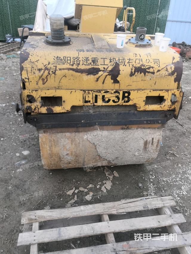 正后側(cè)（壓路機(jī)前后車架）