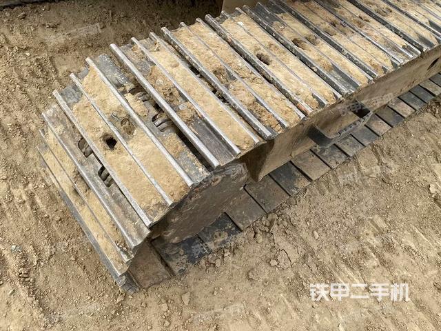 單側(cè)履帶整體(整機(jī)外觀) 單側(cè)履帶整體(整機(jī)外觀)