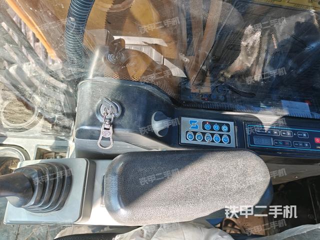 座椅右側(cè)控制臺(tái)/鑰匙門(mén)/油門(mén)/含右手柄（駕駛室部分）