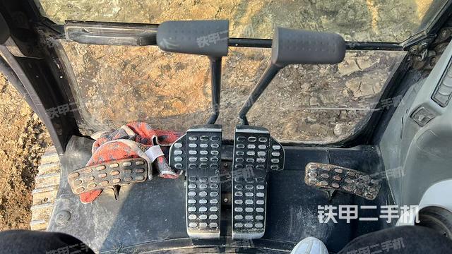 行走控制手柄和踏板?俯拍(駕駛室部分) 行走控制手柄和踏板?俯拍(駕駛室部分)