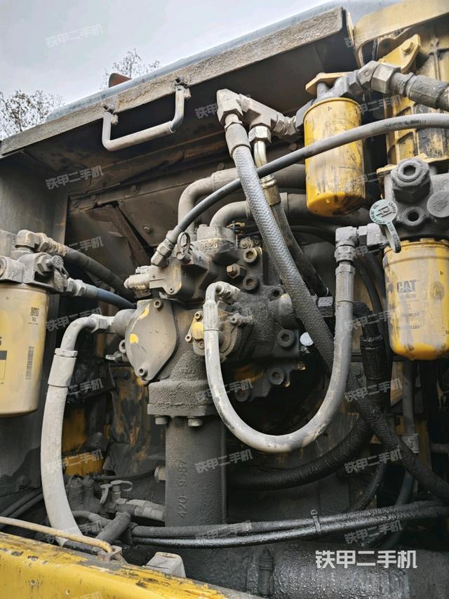 液压泵舱室正面整体（整机外观）